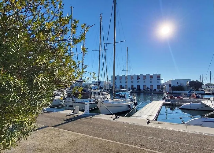 Marina Lairan Vue Sur L\'Eau Et Les Bateaux De Port Camargue 2Etoiles F